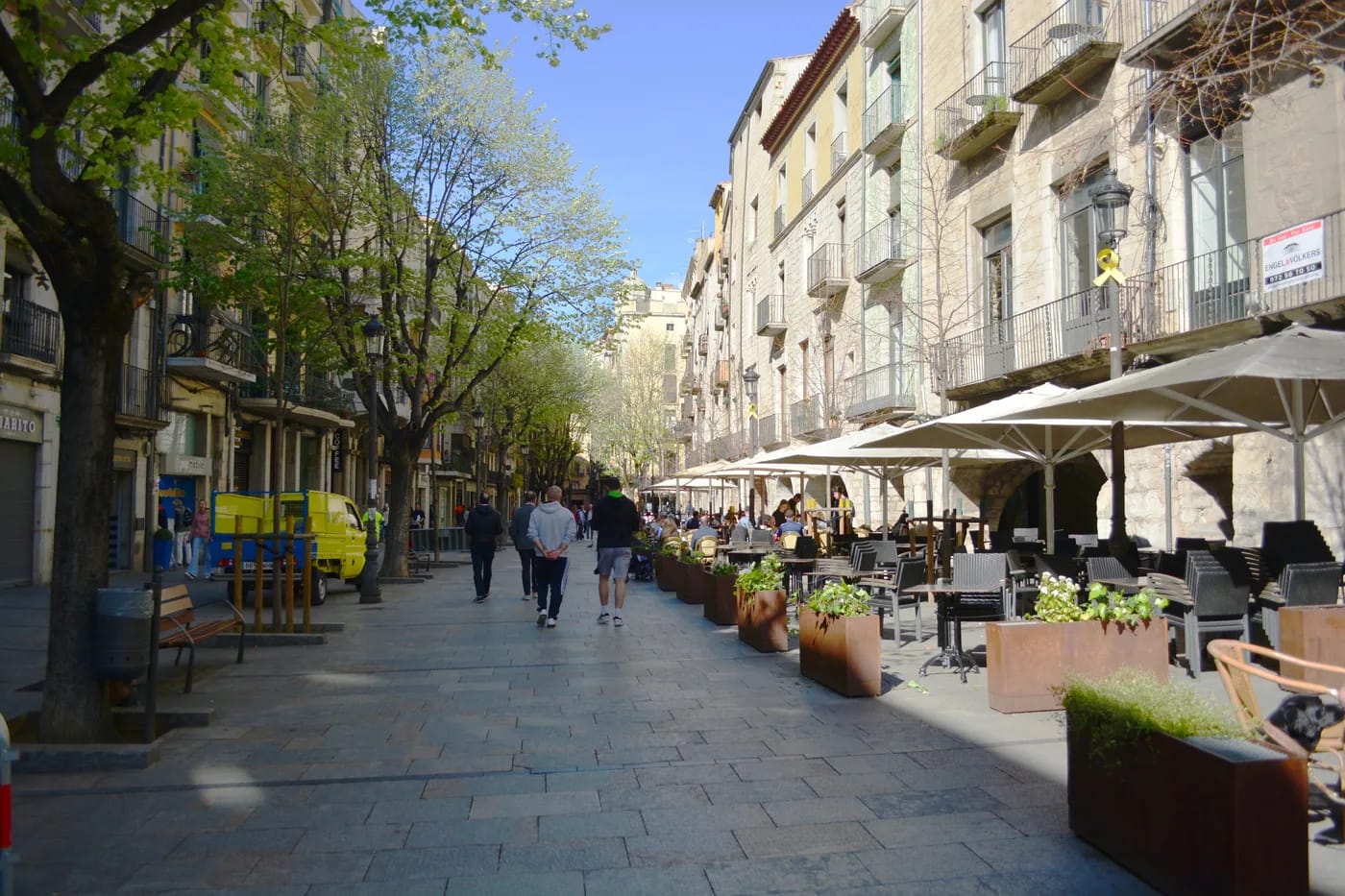 Rambla de la Llibertat -kävelykatu pylväikköineen