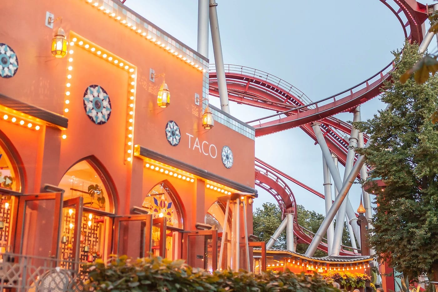 Liseberg-huvipuisto iltavalaistuksessa