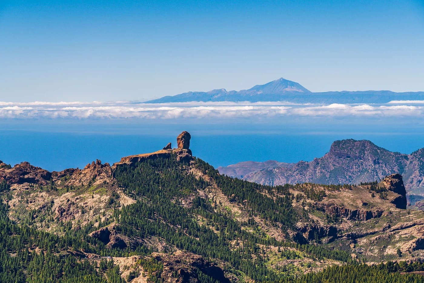 Roque Nublon vulkaaninen kalliopaasi ja pilvimeri, taustalla Teneriffan Teide
