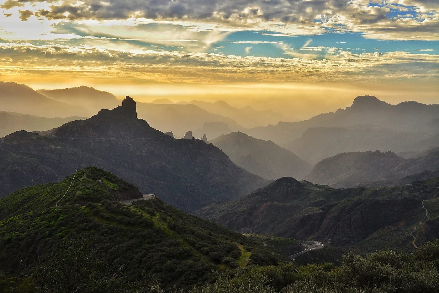 Gran Canarian sisämaan vuoristo kultaisessa iltavalossa