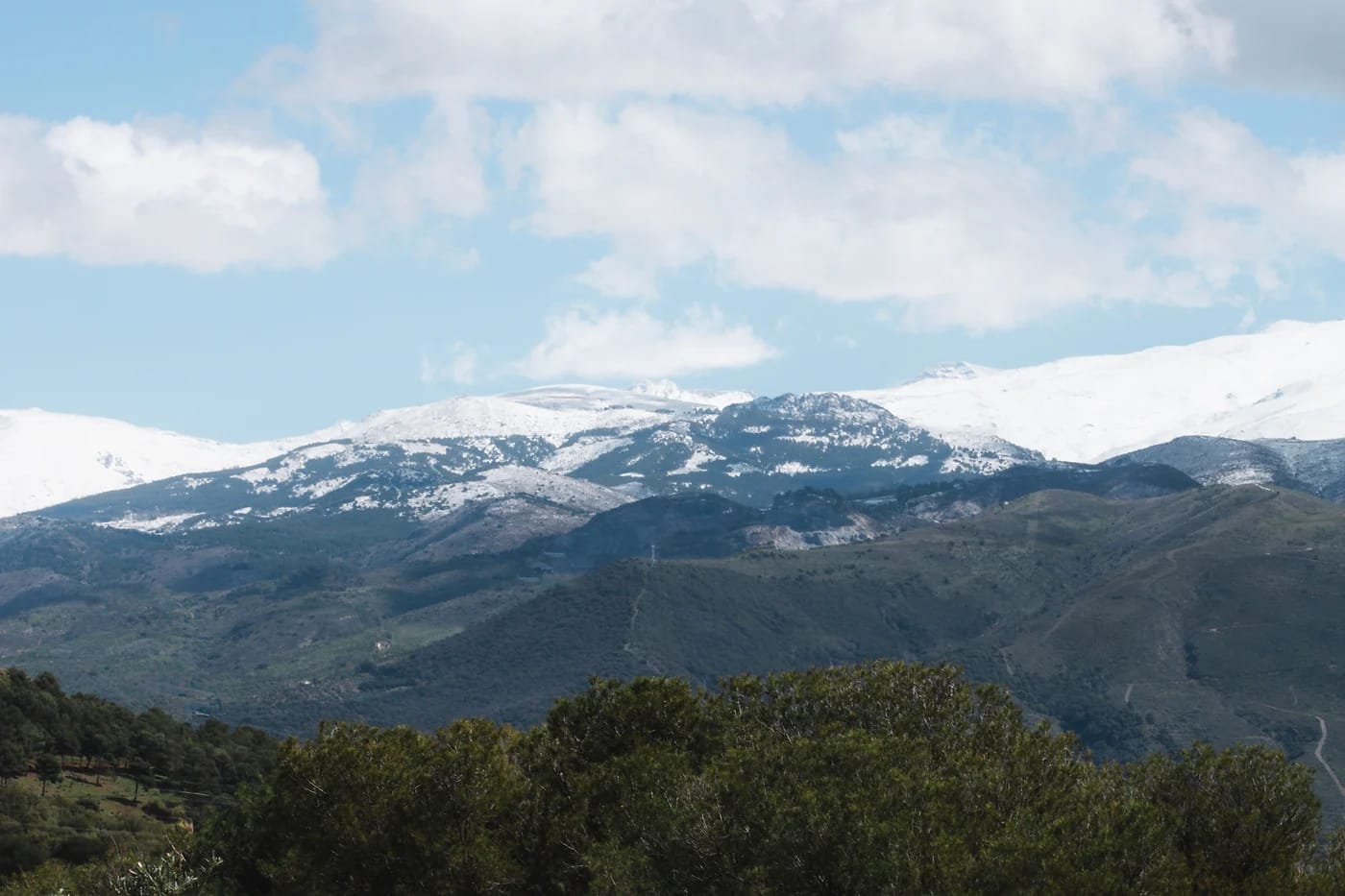 Sierra Nevadan lumihuiput Granadan takana