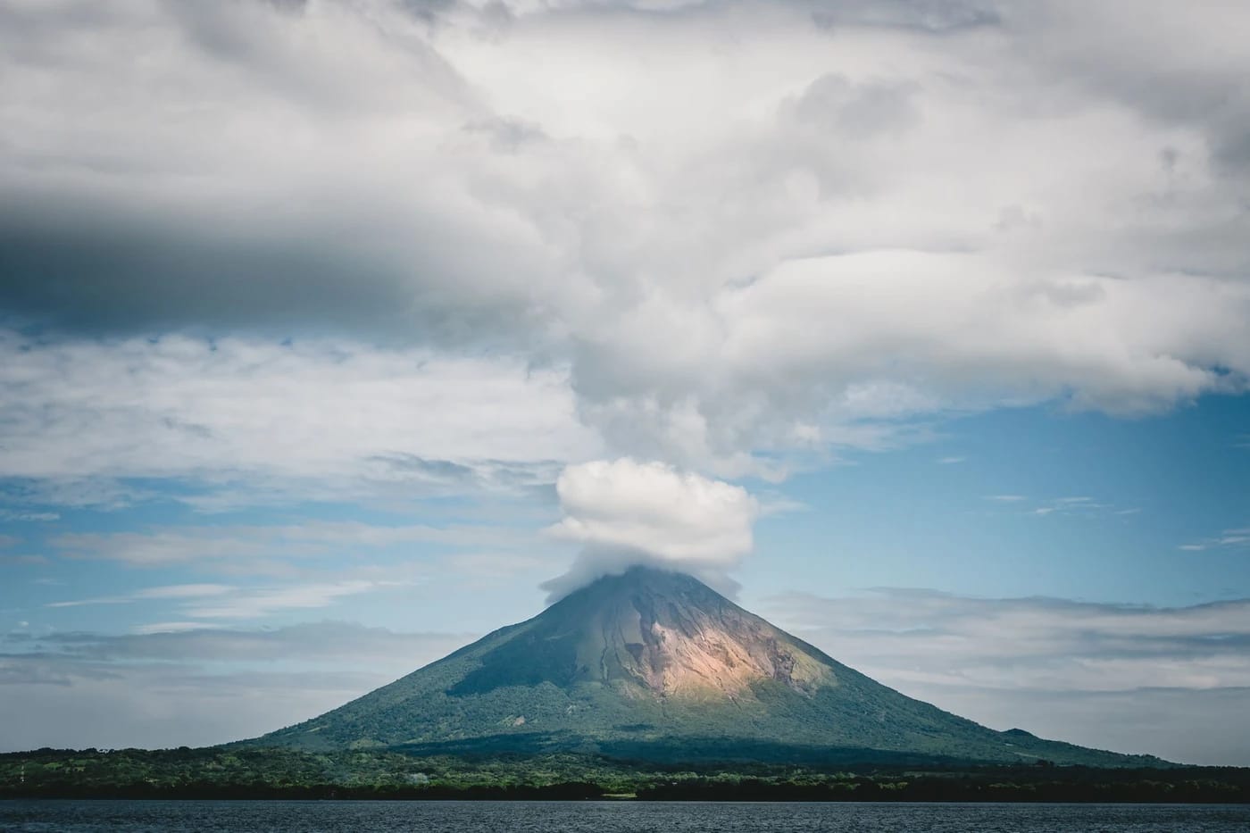Concepción-tulivuori savuaa Nicaraguajärvellä
