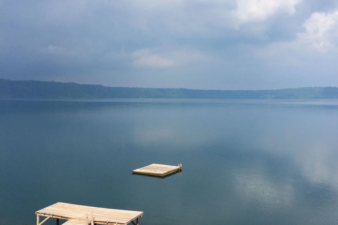 Laituri Laguna de Apoyon kraatterijärvellä