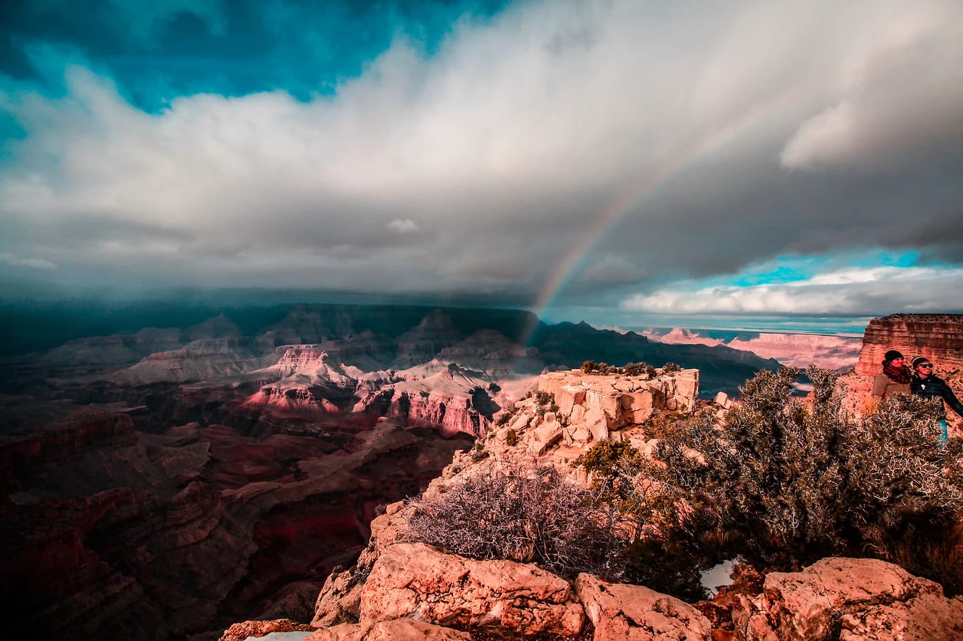 Sateenkaari kaartuu Grand Canyonin yllä myrskyssä