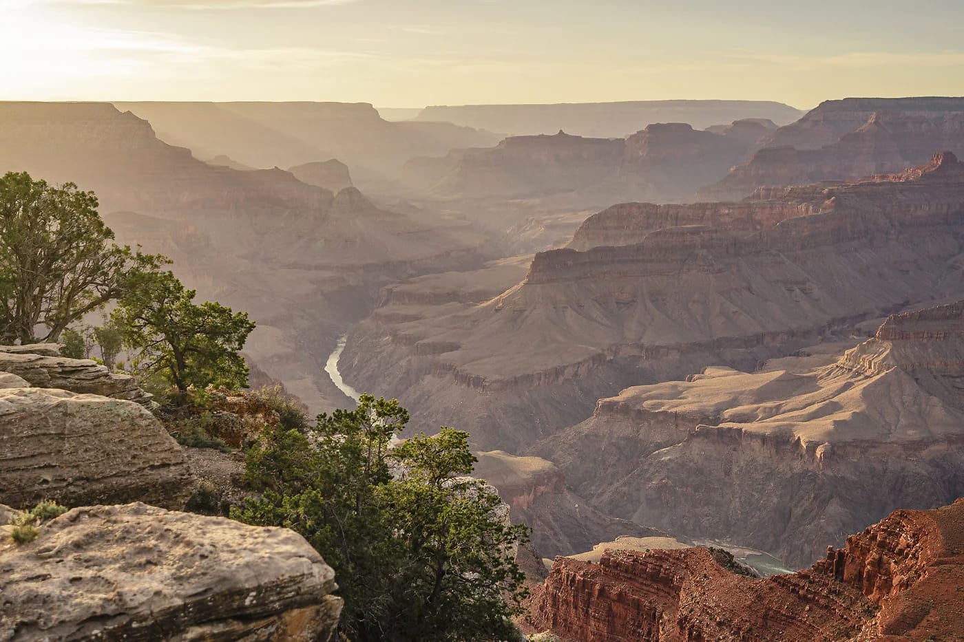 Colorado-joki kaartaa Grand Canyonissa auringonlaskussa