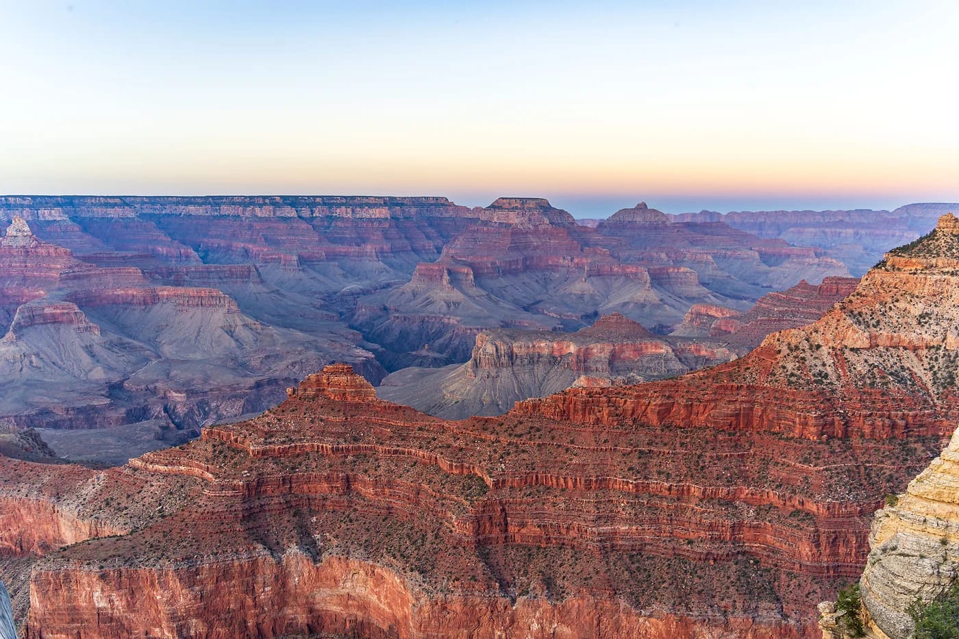 Grand Canyonin eteläreuna auringonnousussa