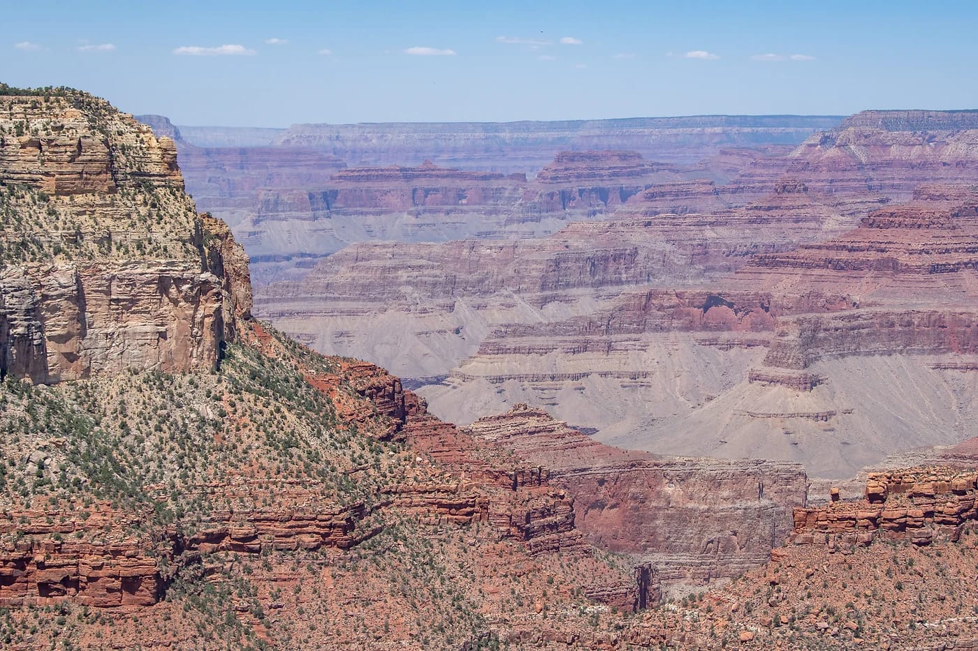 Ilmakuva Grand Canyonin värikkäistä kallioista keskipäivällä