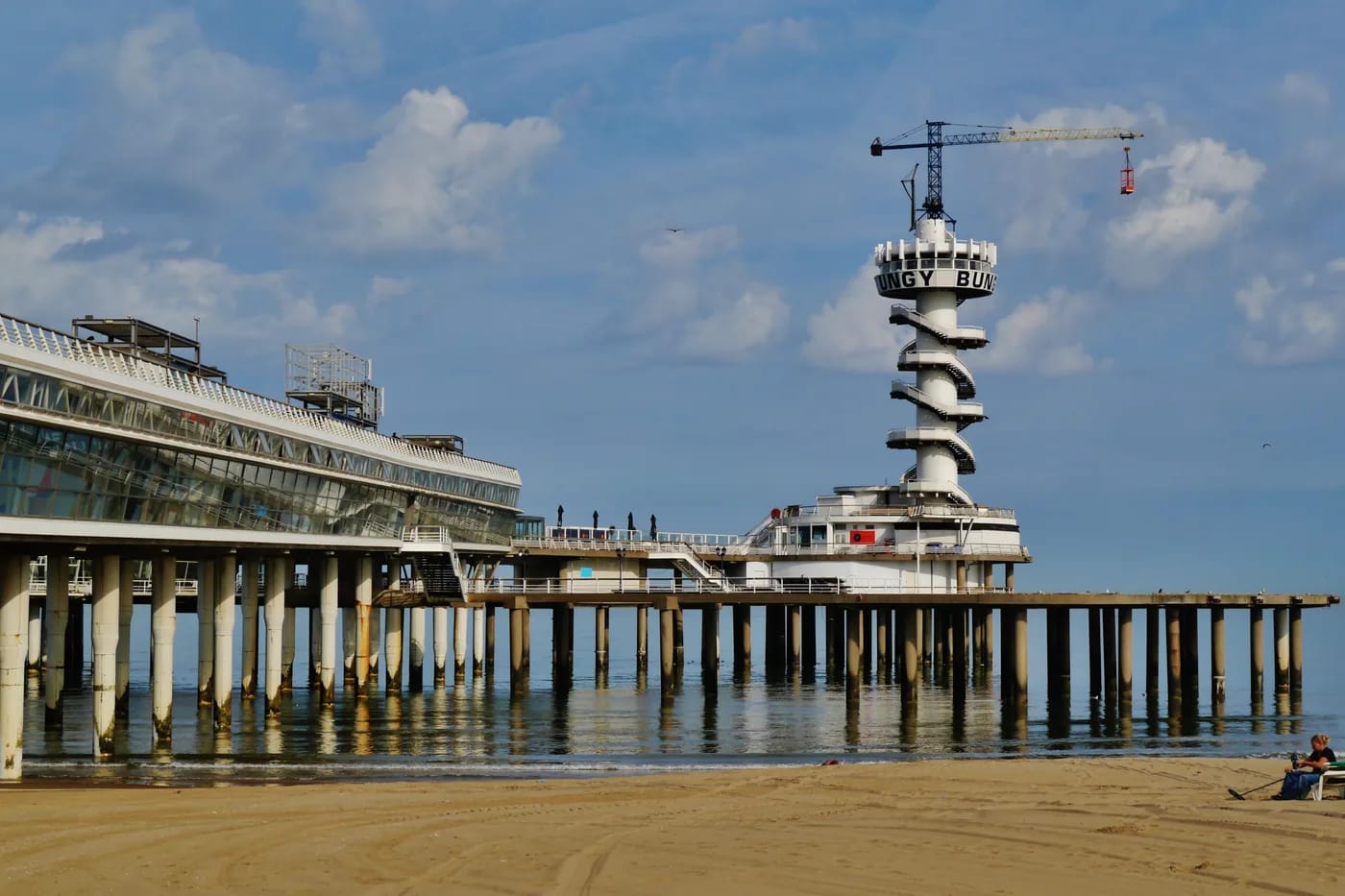 Scheveningenin pier ja rantabulevardi Haagissa