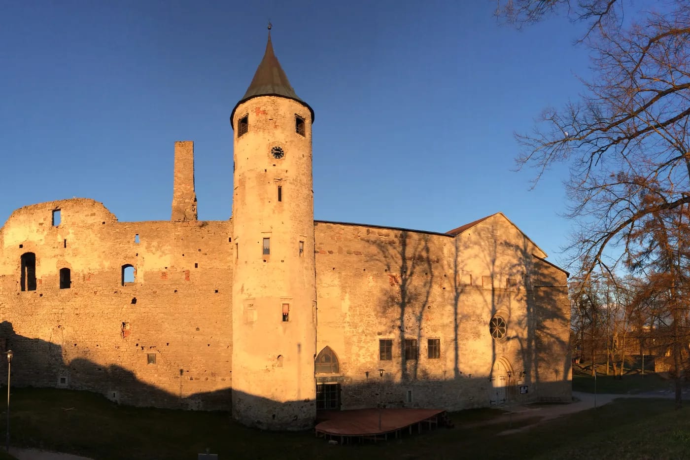 Piispanlinnan torni ja muurit iltavalossa