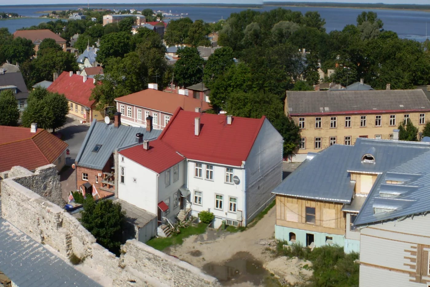 Vanhankaupungin kattoja linnanmuurilta katsottuna