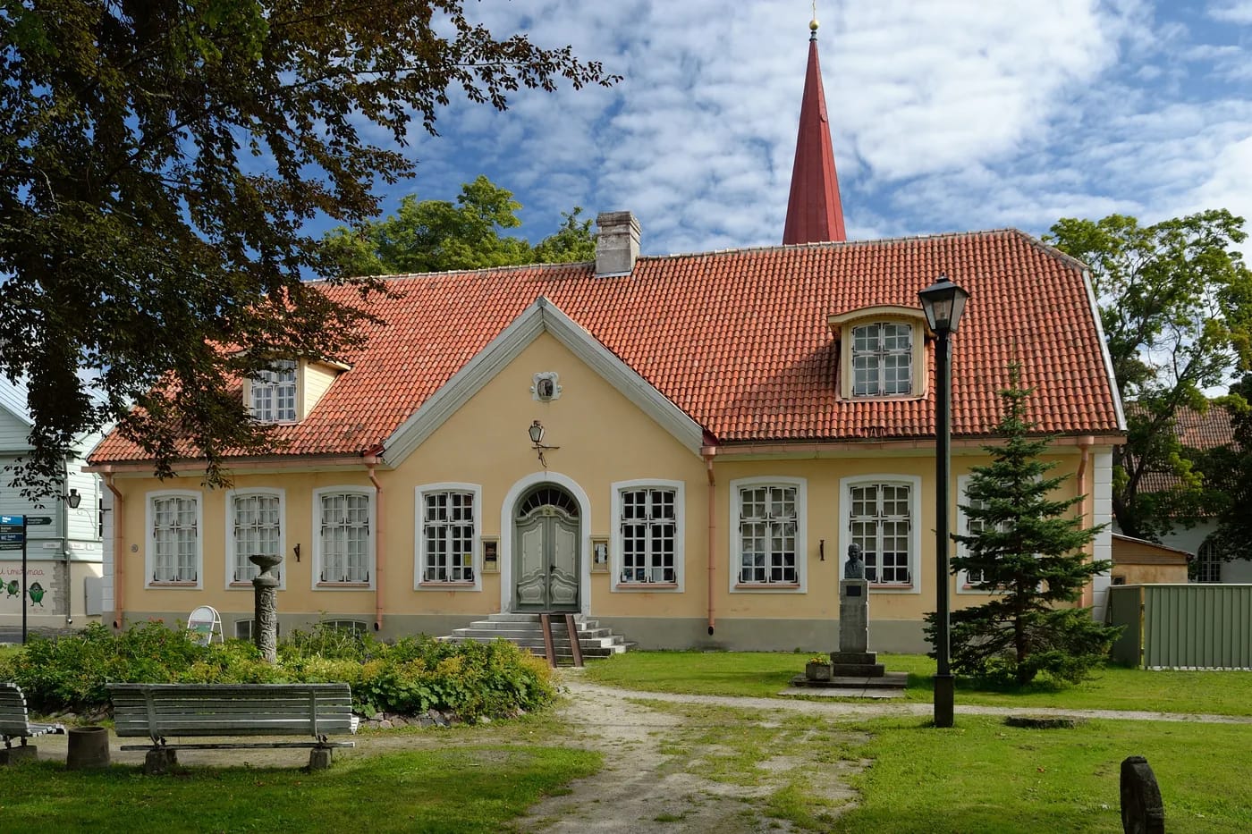 Haapsalun raatihuone puistossa