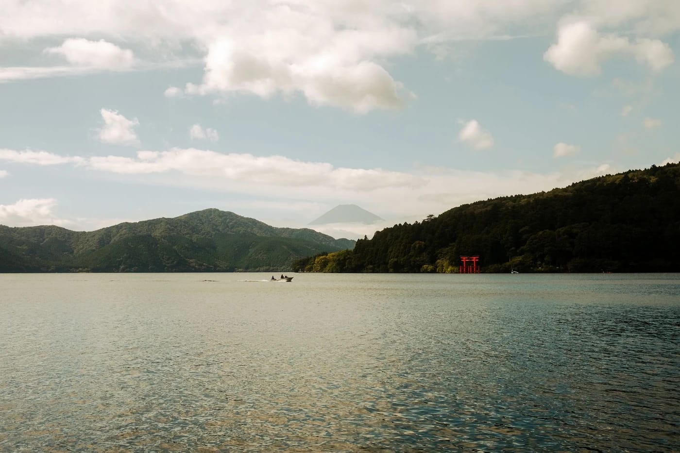 Ashi-järvi, Fuji ja torii-portti