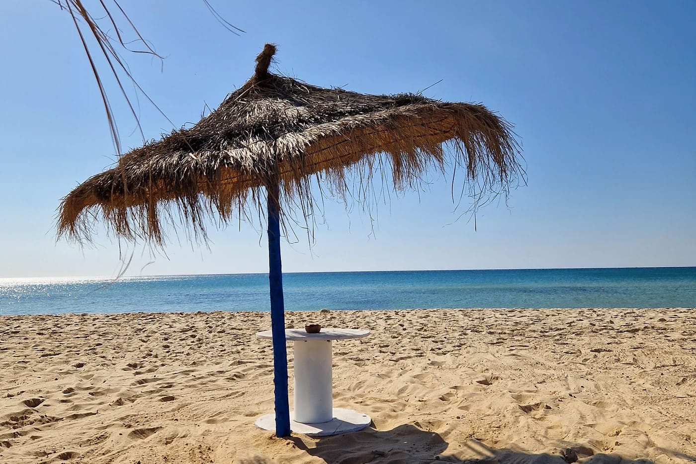 Hammametin hiekkaranta ja olkivarjo