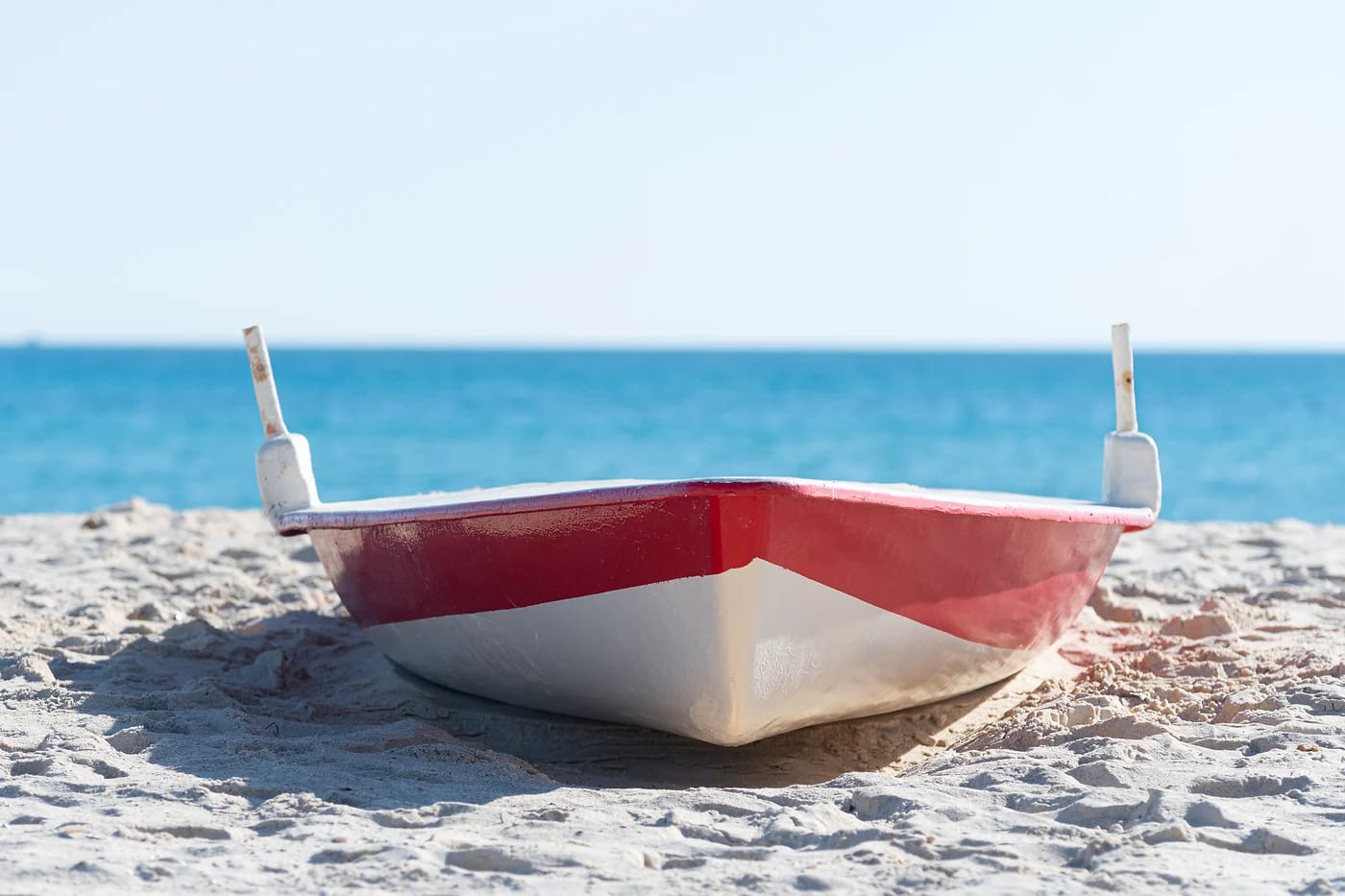 Puna-valkoinen vene Hammametin rannalla