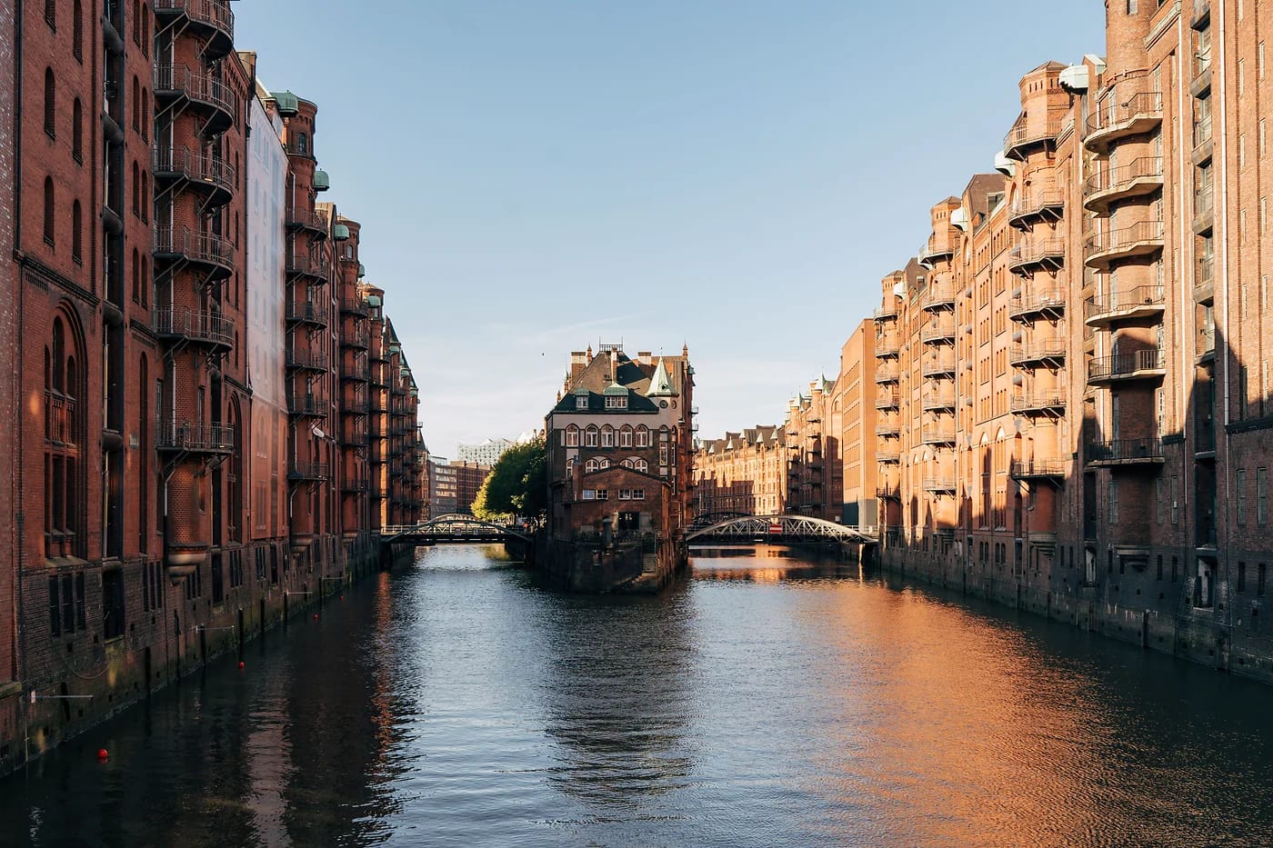 Speicherstadtin varastokaupunki ja Wasserschloss kultaisessa illassa