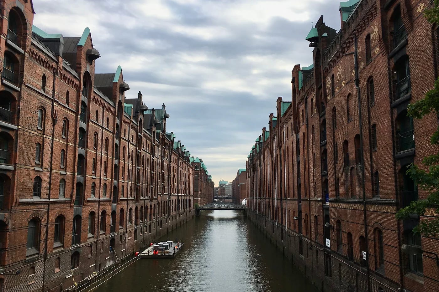 Speicherstadtin kanava ja punatiiliset varastot
