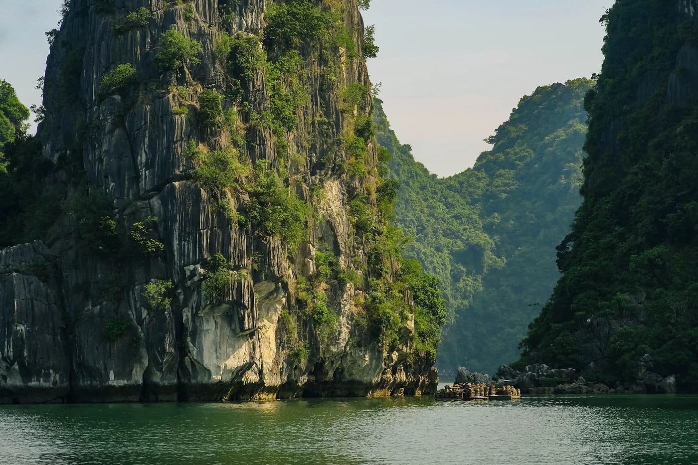 Ha Long -lahden kalkkikivikalliot ja smaragdivesi