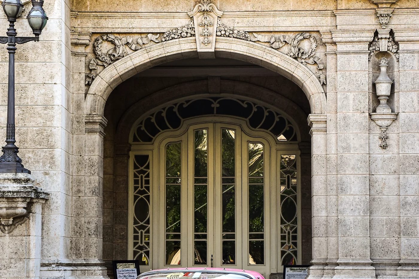 Klassinen auto Gran Teatron edustalla