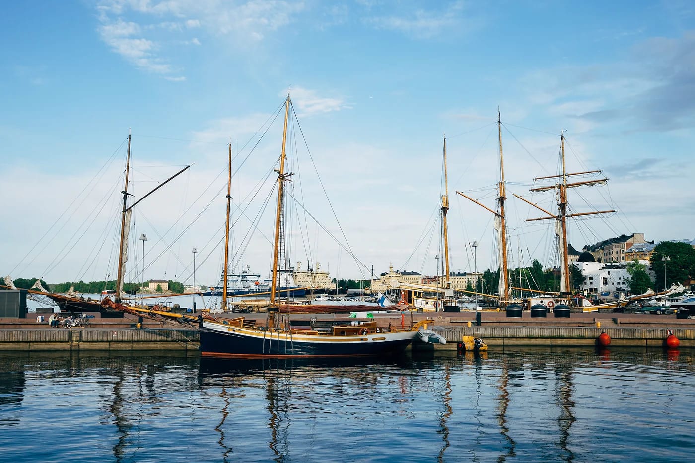 Purjealuksia Helsingin satamassa