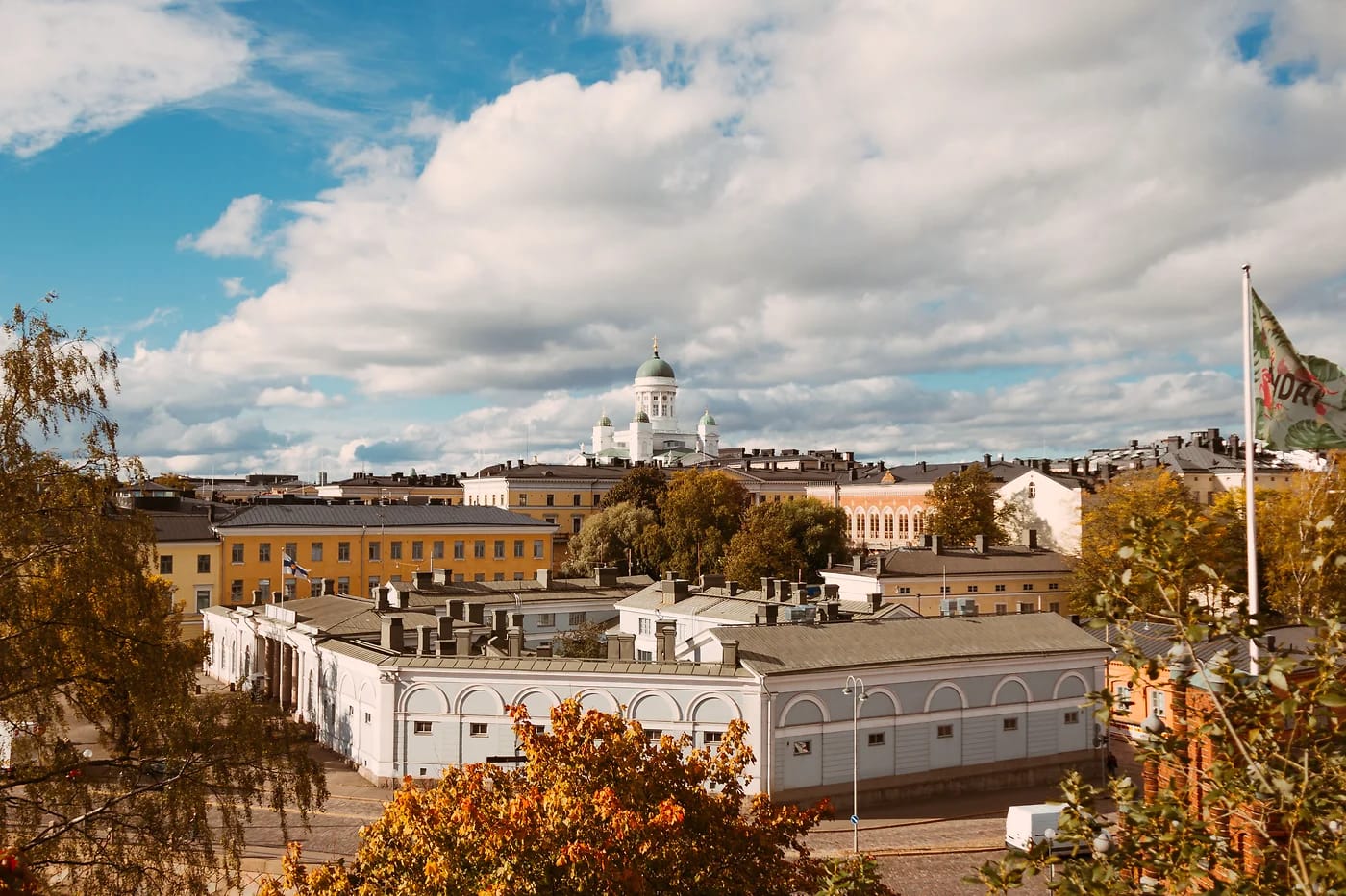 Näkymä Helsingin kattojen yli Tuomiokirkolle