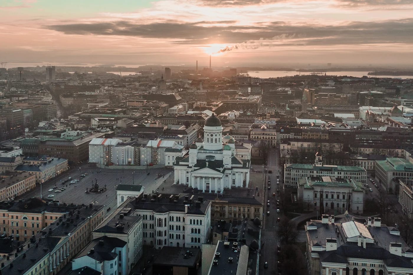 Ilmakuva Helsingistä auringonlaskussa