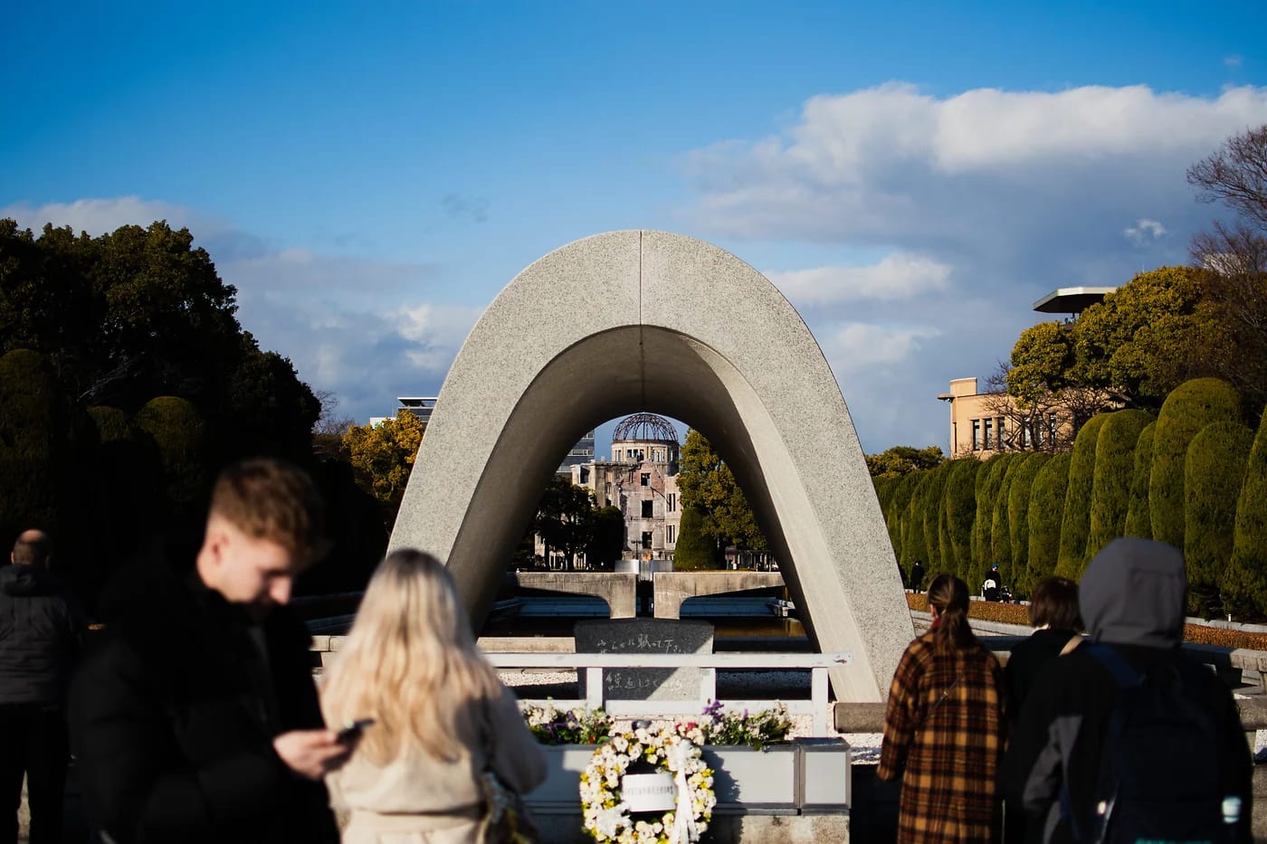 Rauhan kenotafi kehystää Atomipommikupolin Hiroshimassa
