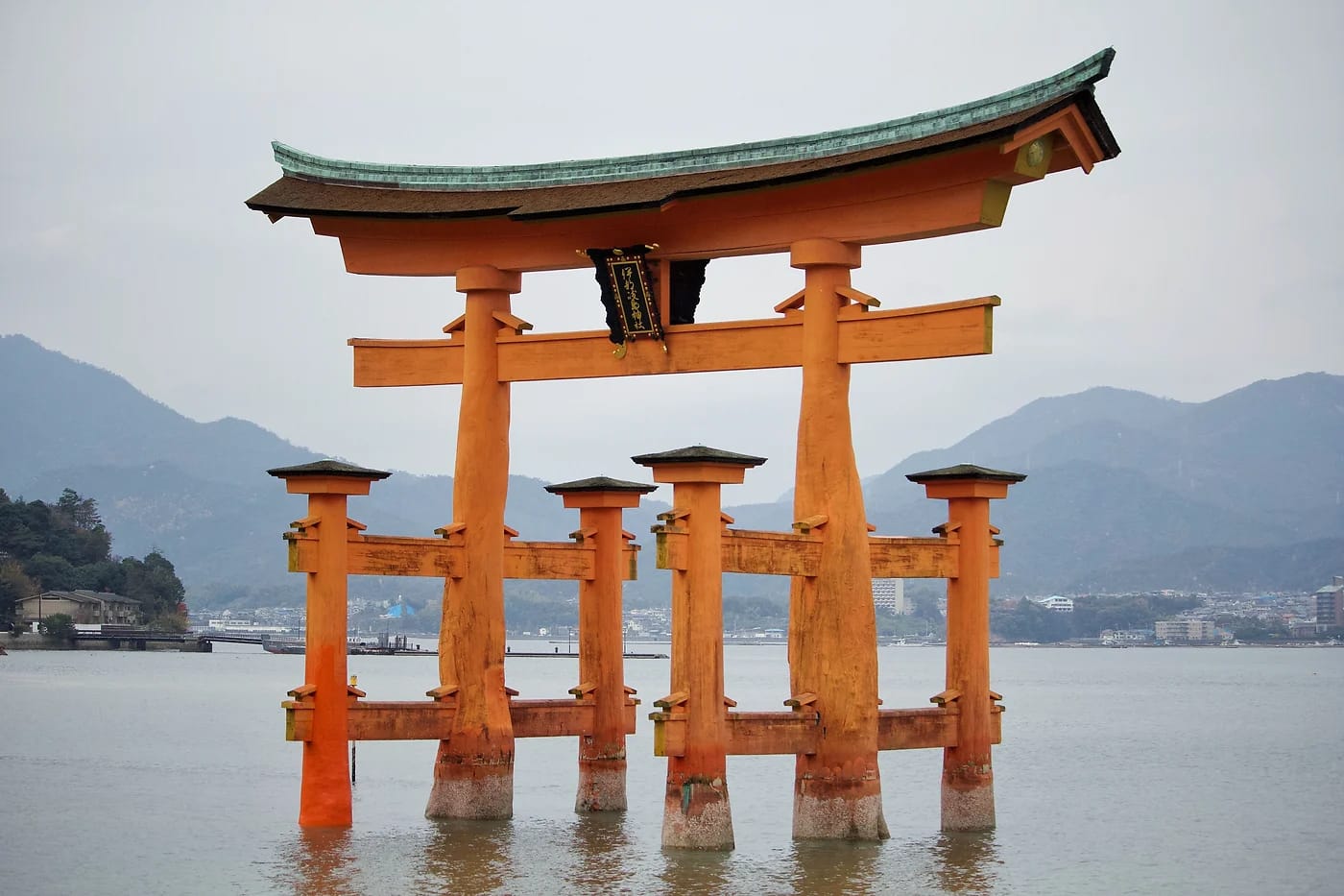 Itsukushiman kelluva torii-portti Miyajimalla