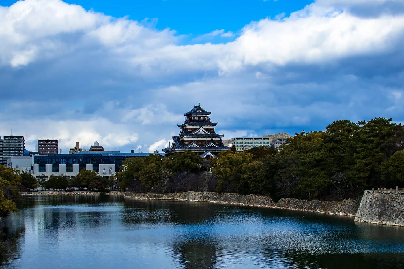 Hiroshiman linna heijastuu vallihautaan