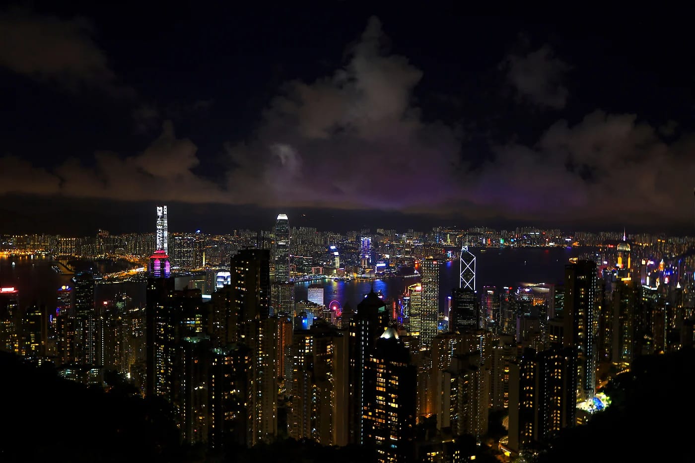 Hongkongin valaistu silhuetti yöllä