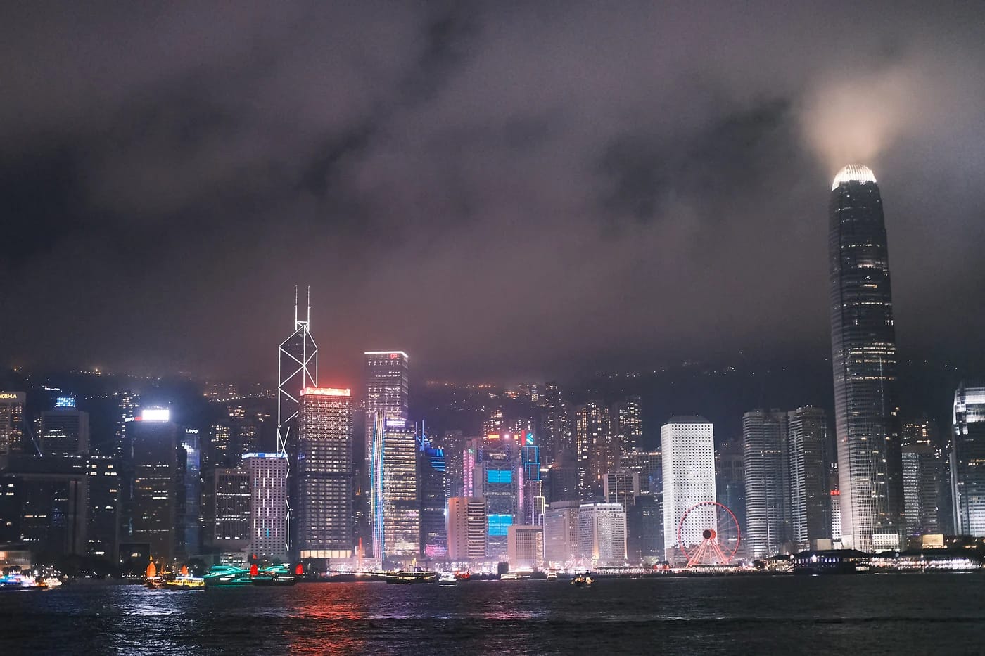Hongkongin silhuetti Victorian satamalta yöllä
