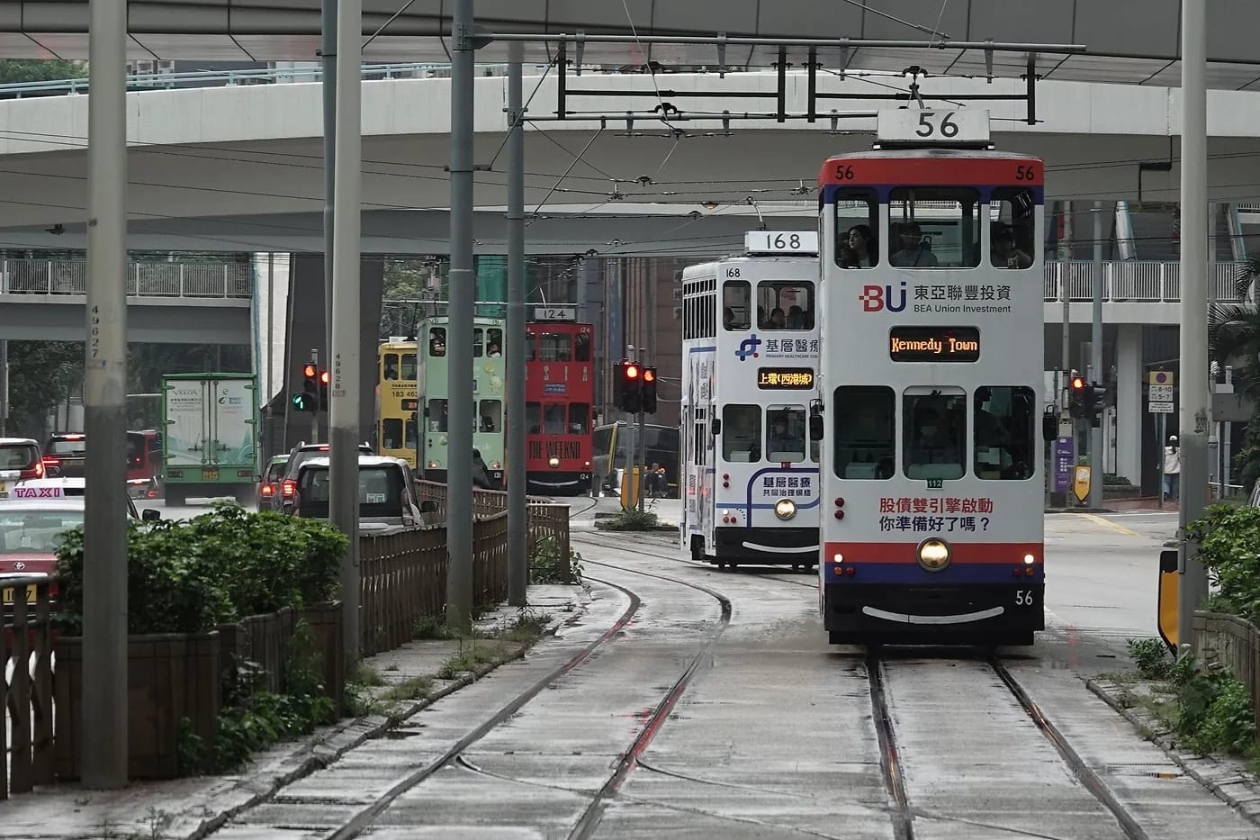 Hongkongin raitiovaunuja sateisella kadulla