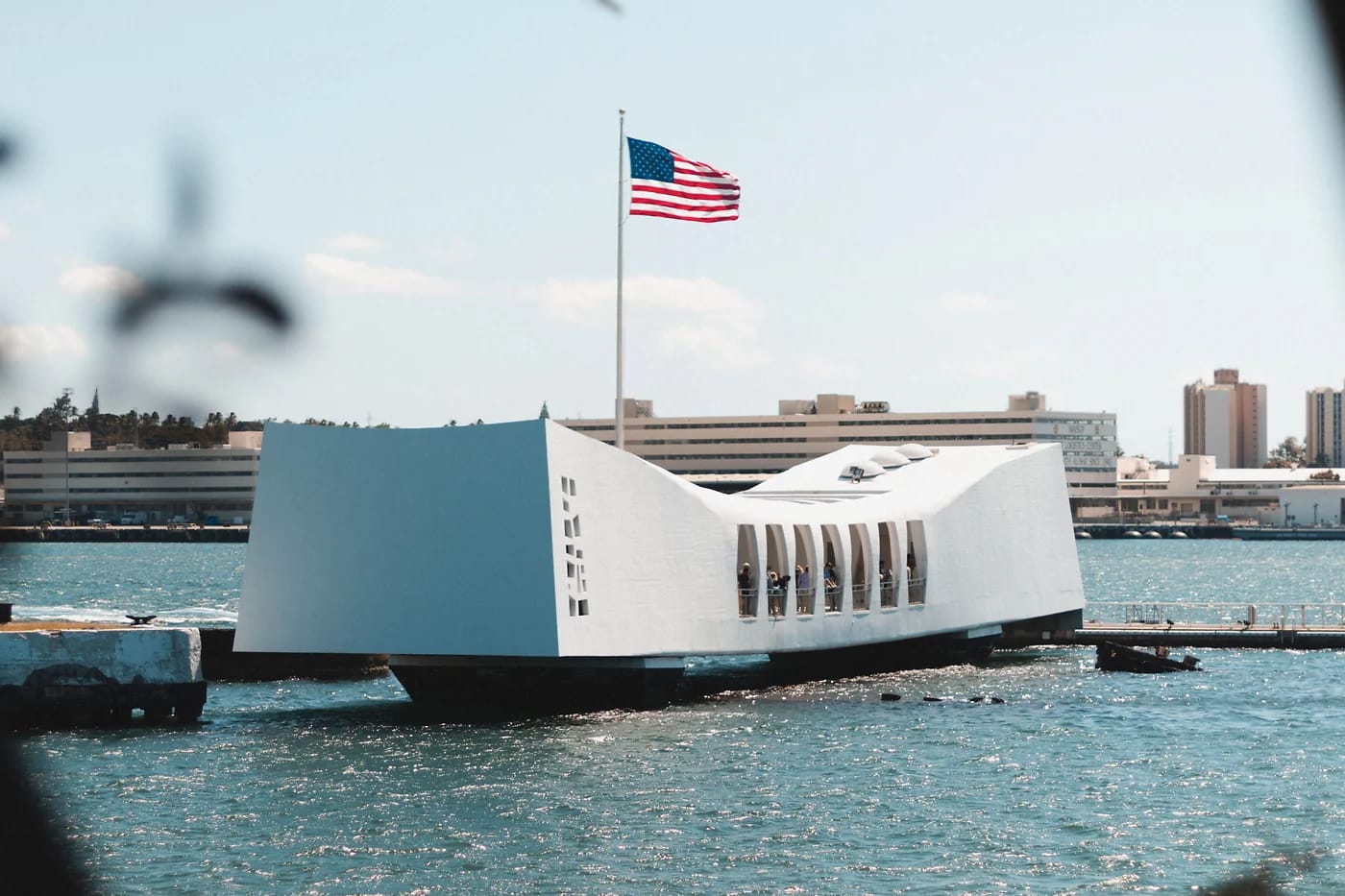 USS Arizona Memorial ja Yhdysvaltain lippu