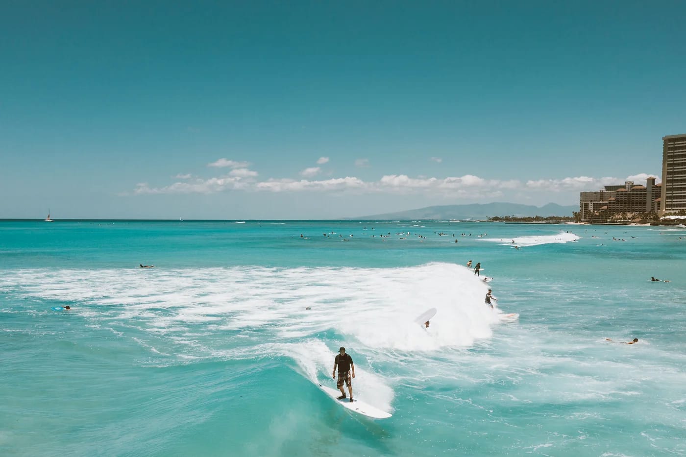 Surffaajia Oahun aalloilla ilmasta