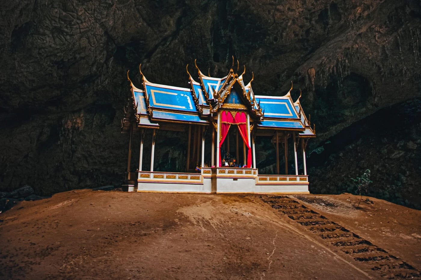 Kuha Karuhas -paviljonki Phraya Nakhonin luolassa