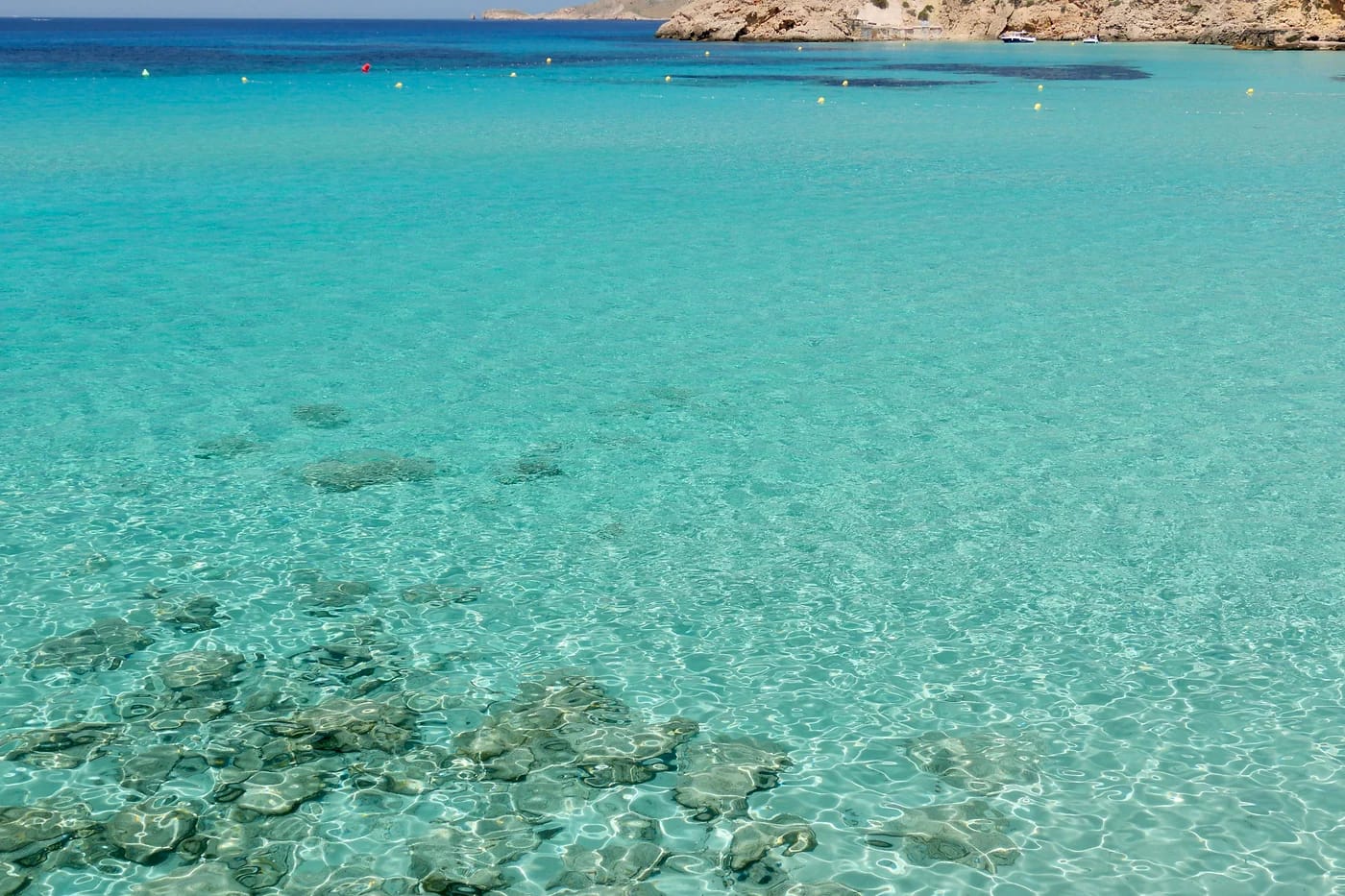 Cala Taridan kirkkaan turkoosi vesi