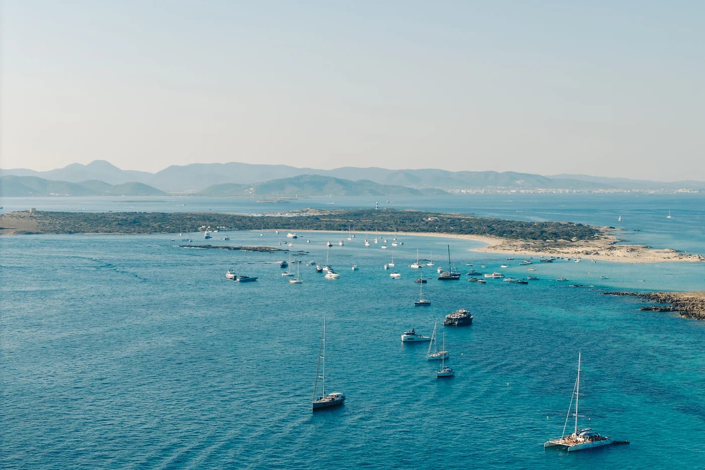 Purjeveneitä Formenteran turkoosilla vedellä