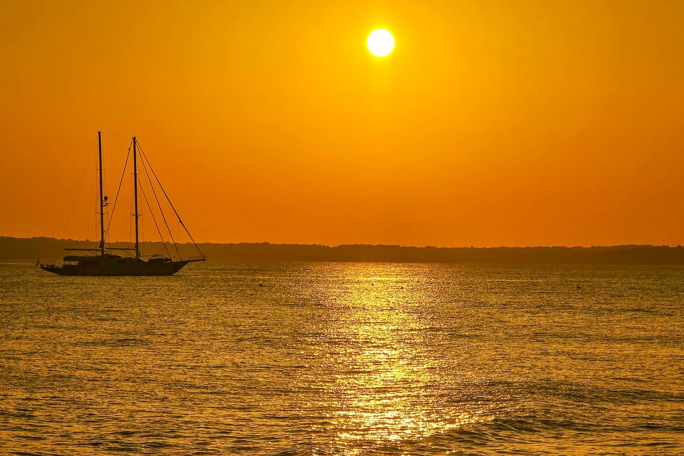 Purjevene auringonlaskussa Ibizan edustalla