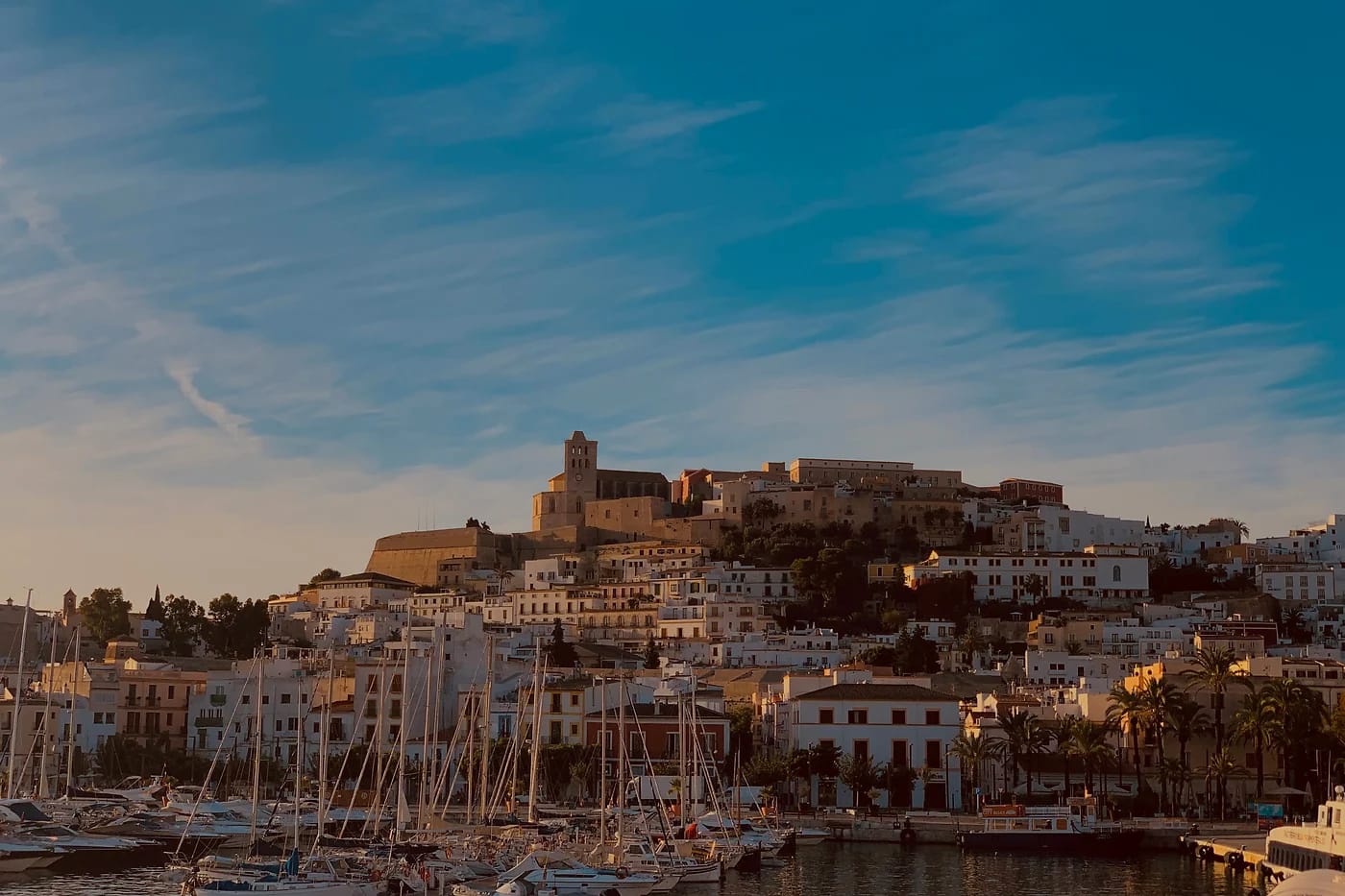 Ibiza Townin satama ja Dalt Vila iltahämärässä