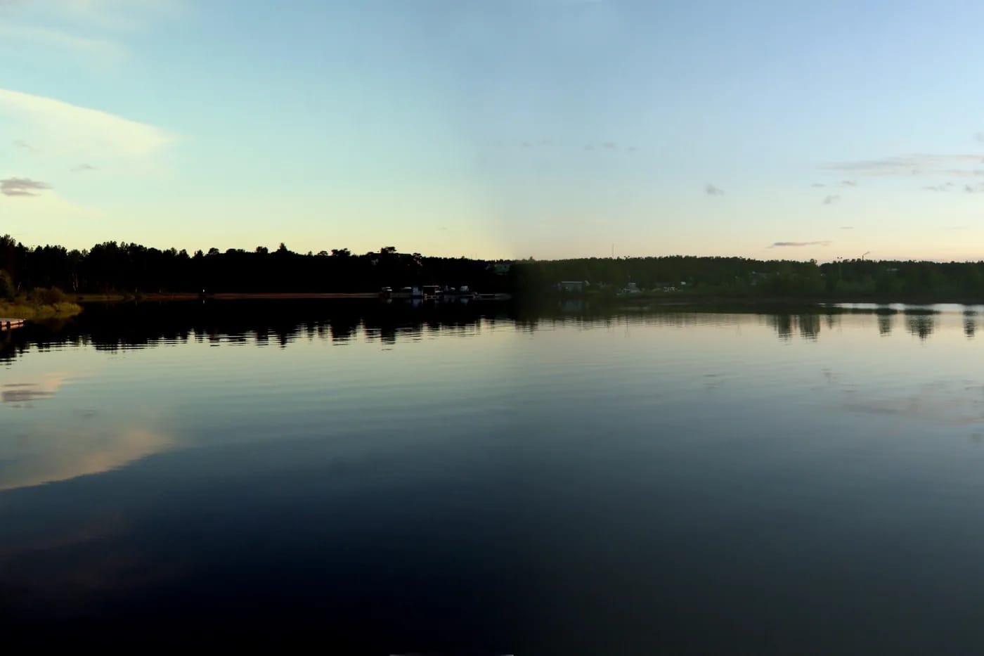 Inarijärvi tyynenä iltahämärässä