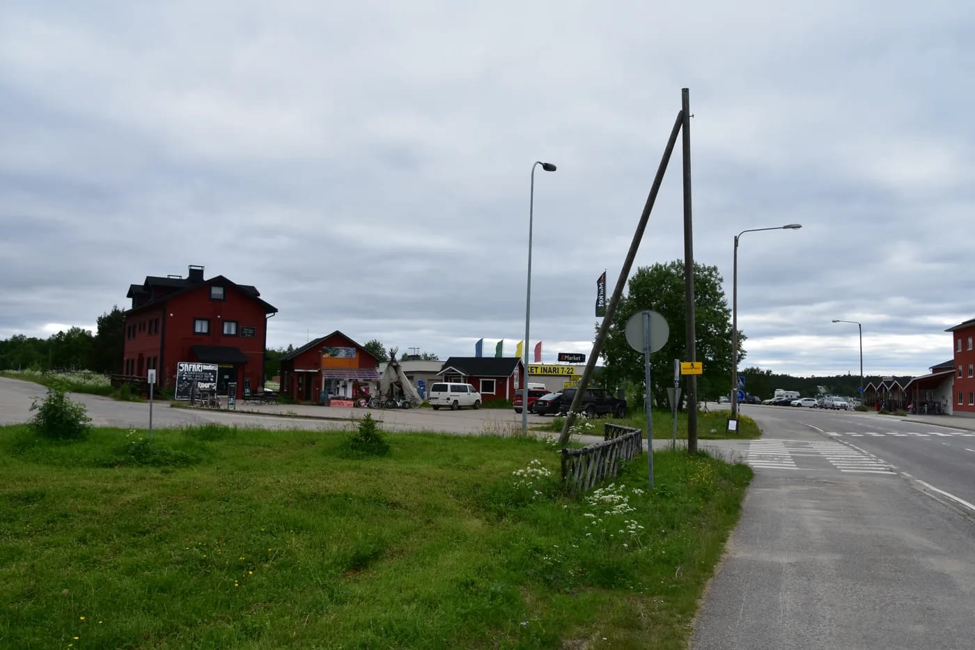 Inarintie kirkonkylän läpi