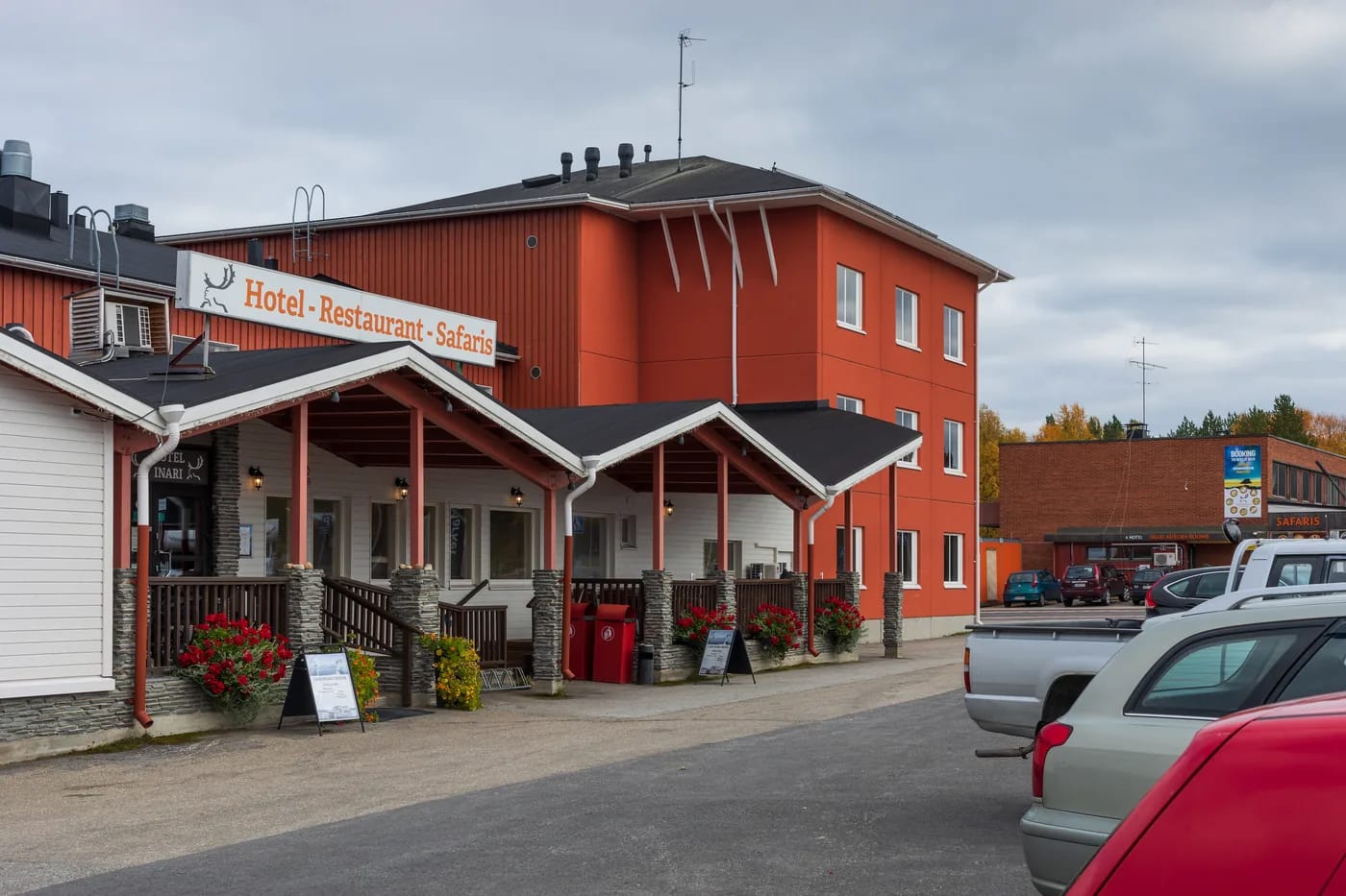 Kirkonkylän palvelurakennuksia
