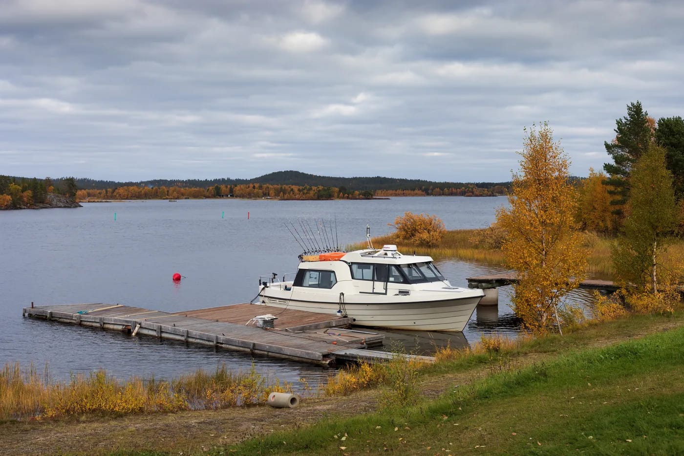 Laituri ja vene Inarijärven rannassa