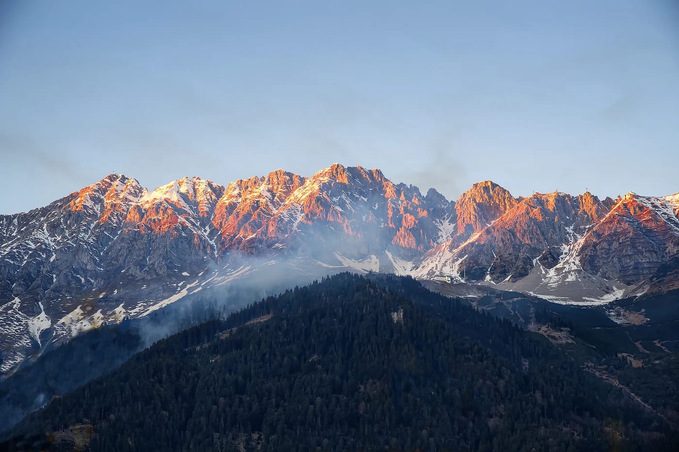 Nordketten vuoret auringonlaskun hehkussa Innsbruckin yllä