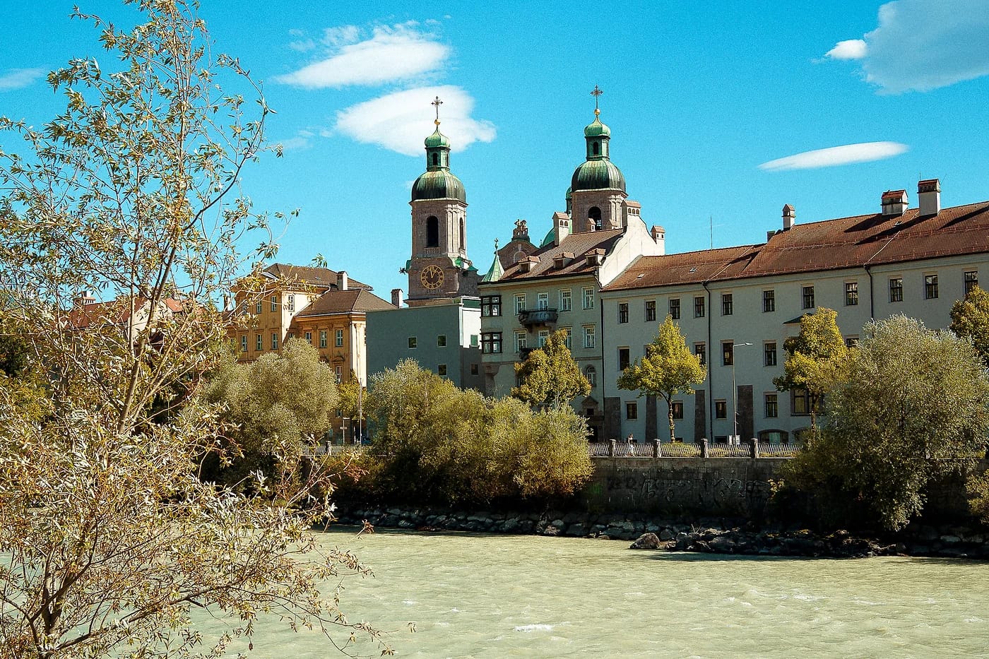 Inn-joki ja Innsbruckin historialliset rakennukset