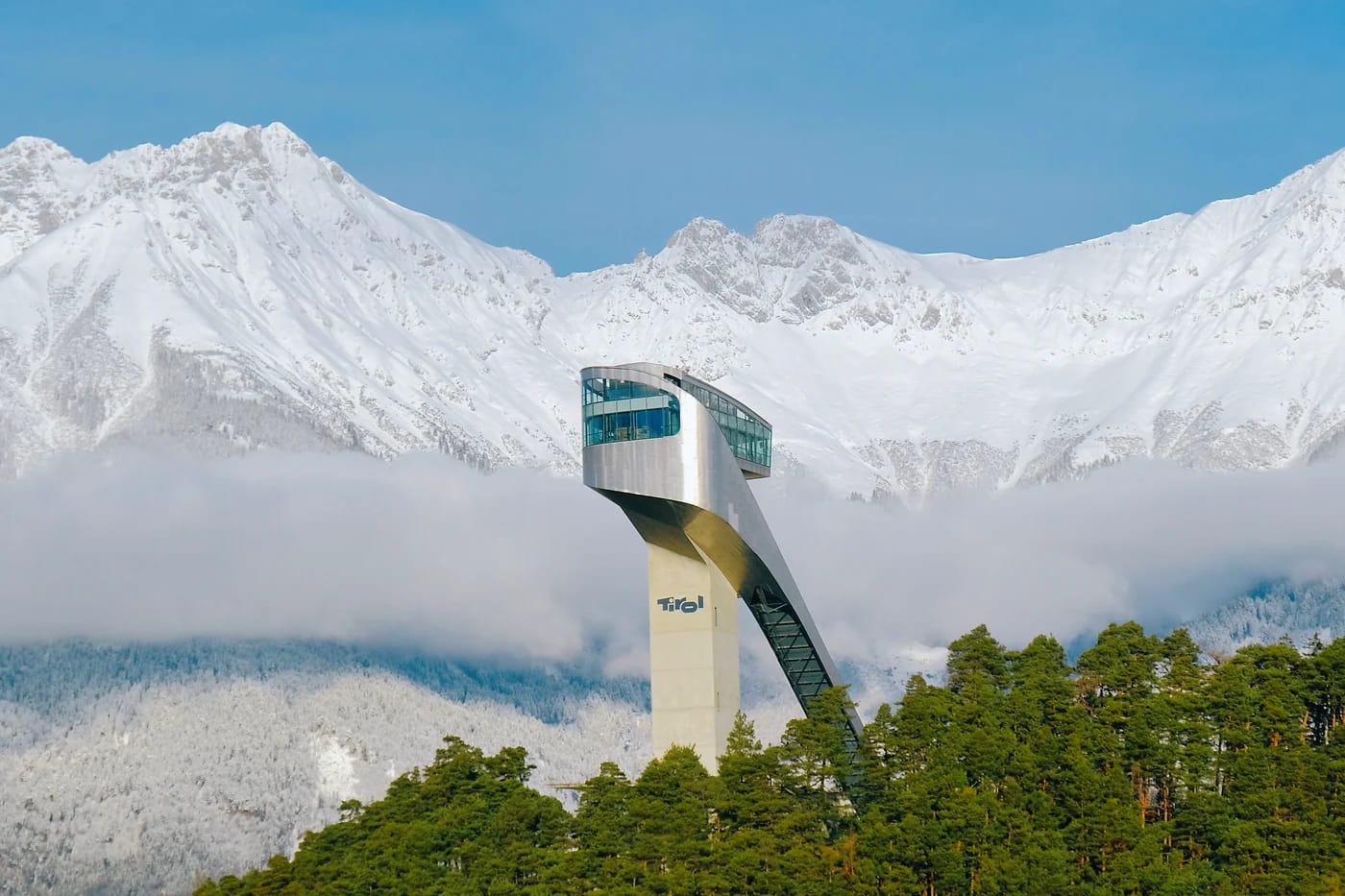 Bergiselin mäkihyppytorni ja lumihuiput Innsbruckissa