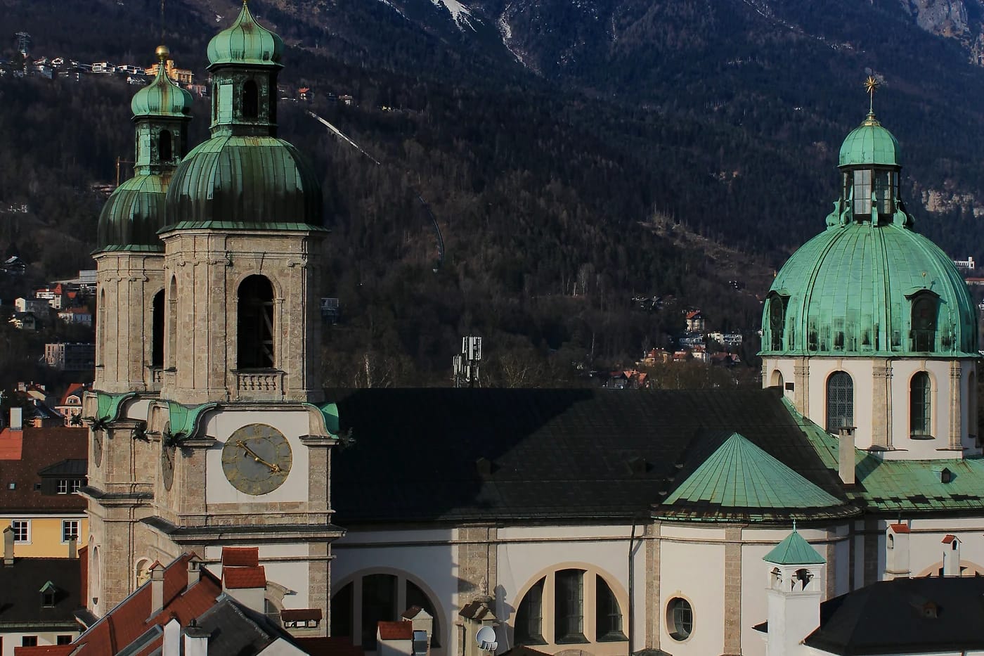 Innsbruckin tuomiokirkon kupolit ja Alpit ilmasta