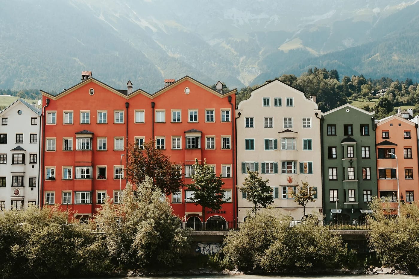 Innsbruckin värikkäät talot ja vuoret Tirolissa