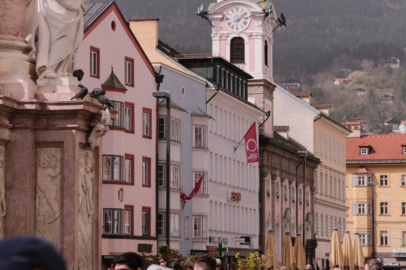 Vilkas katu ja historiallista arkkitehtuuria Innsbruckissa