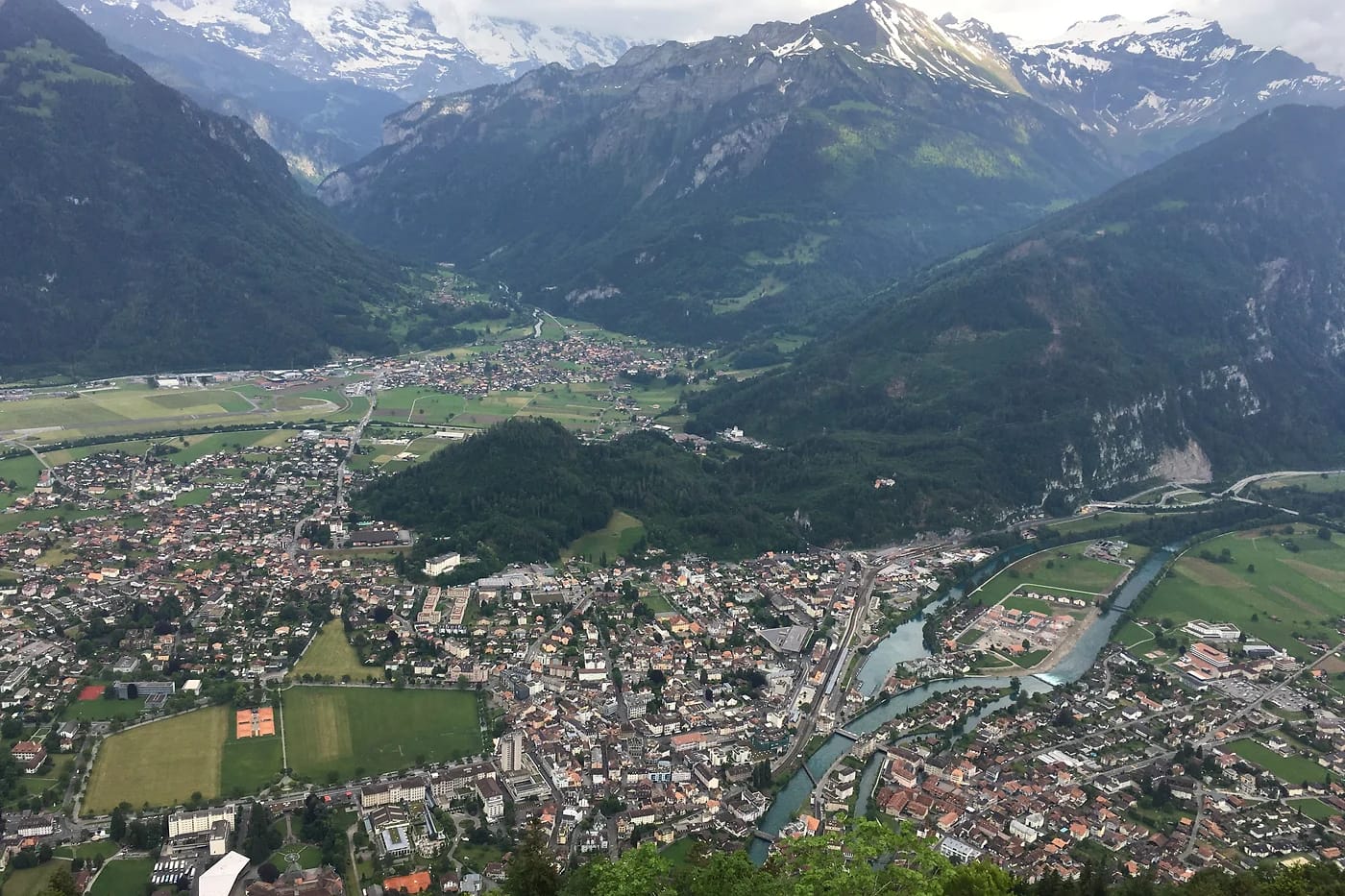 Interlaken Alppien ympäröimänä ilmakuvassa
