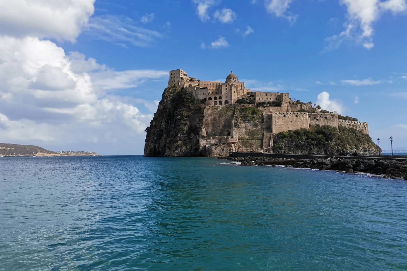 Castello Aragonese kohoaa kalliosaarellaan